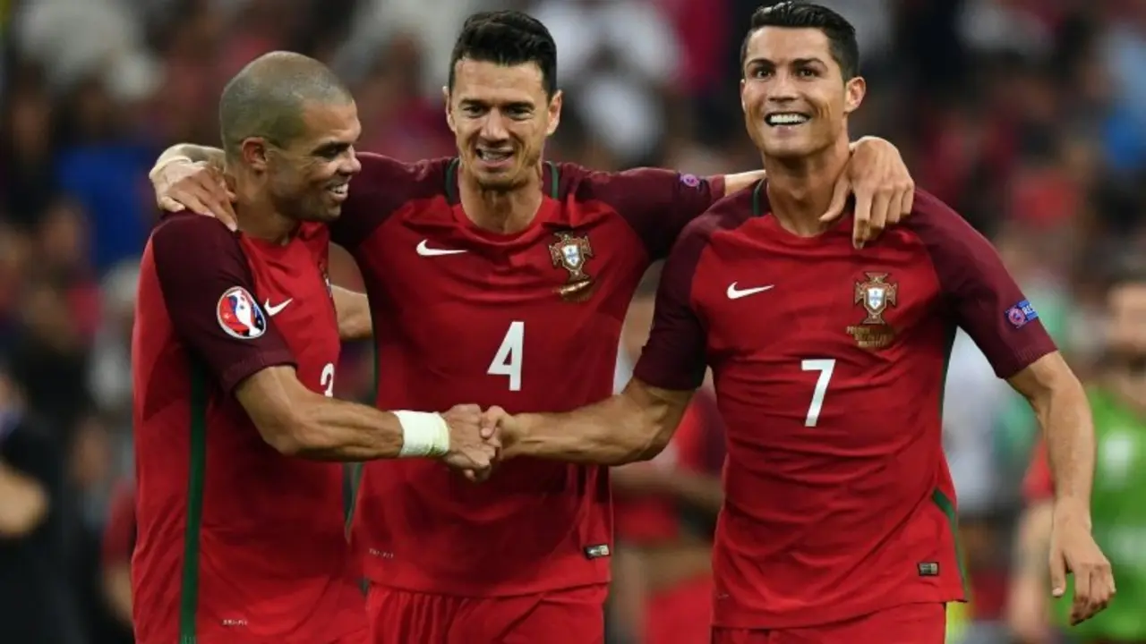 <p>Los jugadores de Portugal Pepe (izq), Fonte y Cristiano Ronaldo celebran el pase a las semifinales de la Eurocopa tras vencer en los penaltis a Polonia el 30 de junio de 2016 en Marsella, Francia</p>