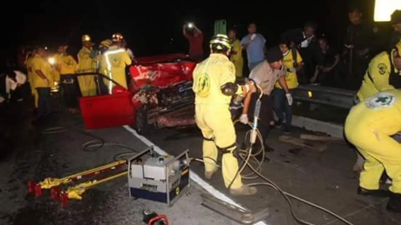 Accidente de tr&aacute;nsito en bulevar Mons. Romero