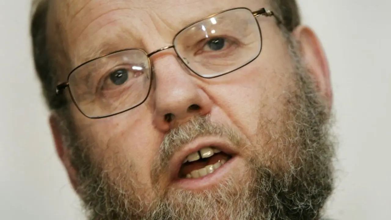 <p>El profesor brit&aacute;nico Ian Wilmut, creador de la oveja Dolly, el 28 de septiembre de 2004 en una rueda de prensa en Londres</p>