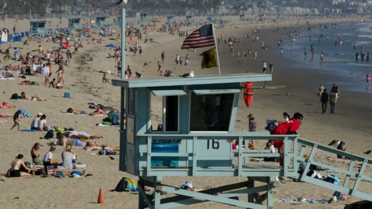 <p>Un salvavidas vigila su territorio en una playa de Santa Monica, California, el 20 de agosto de 2013</p>