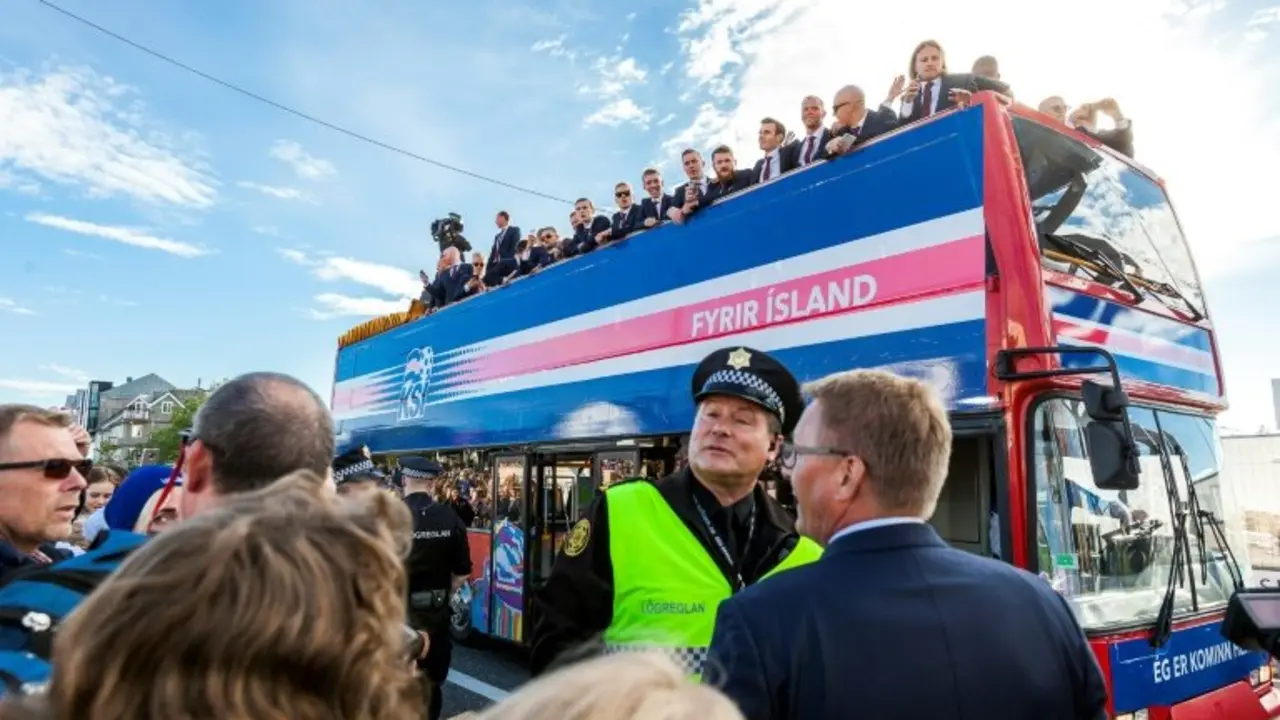 <p>Los jugadores de la selecci&oacute;n de f&uacute;tbol de Islandia llegan en autob&uacute;s especial a Reykjavik, el 4 de julio 2016, en una multitudinaria bienvenida popular tras su eliminaci&oacute;n de la Eurocopa 2016 ante Francia el d&iacute;a previo.</p>