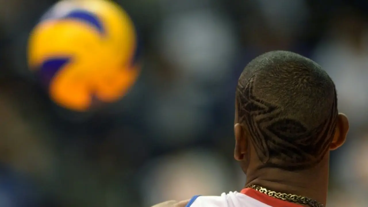<p>Rolando Cepeda Abreu calienta con el bal&oacute;n antes del partido de clasificaci&oacute;n para el torneo masculino de voleibol de los Juegos Ol&iacute;mpicos 2012 ante Alemania en Berl&iacute;n, el 9 de junio de 2012.</p>