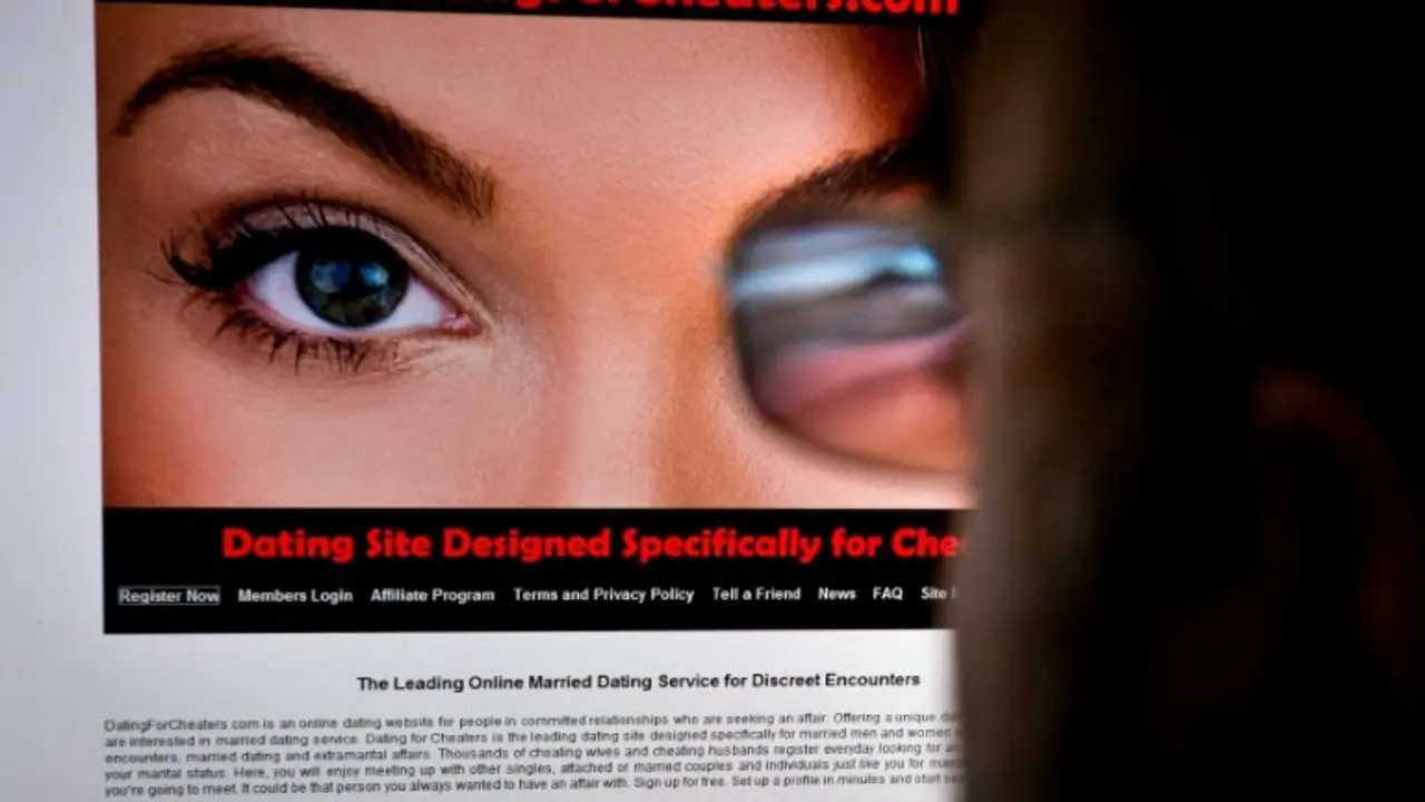 <p>Una persona mira un sitio de citas en internet el 10 de febrero de 2014 en Washington</p>