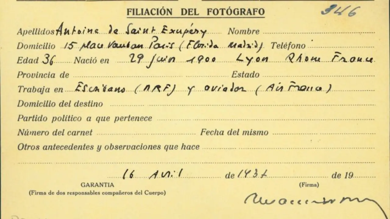 <p>La acreditaci&oacute;n de prensa de Antoine de Saint-Exup&eacute;ry hallada el 30 de junio de 2016 en el Centro Documental de la Memoria Hist&oacute;rica en Salamanca</p>