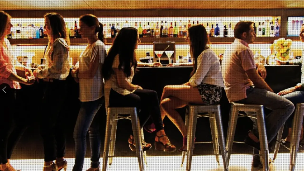 espa&ntilde;oles bebiendo