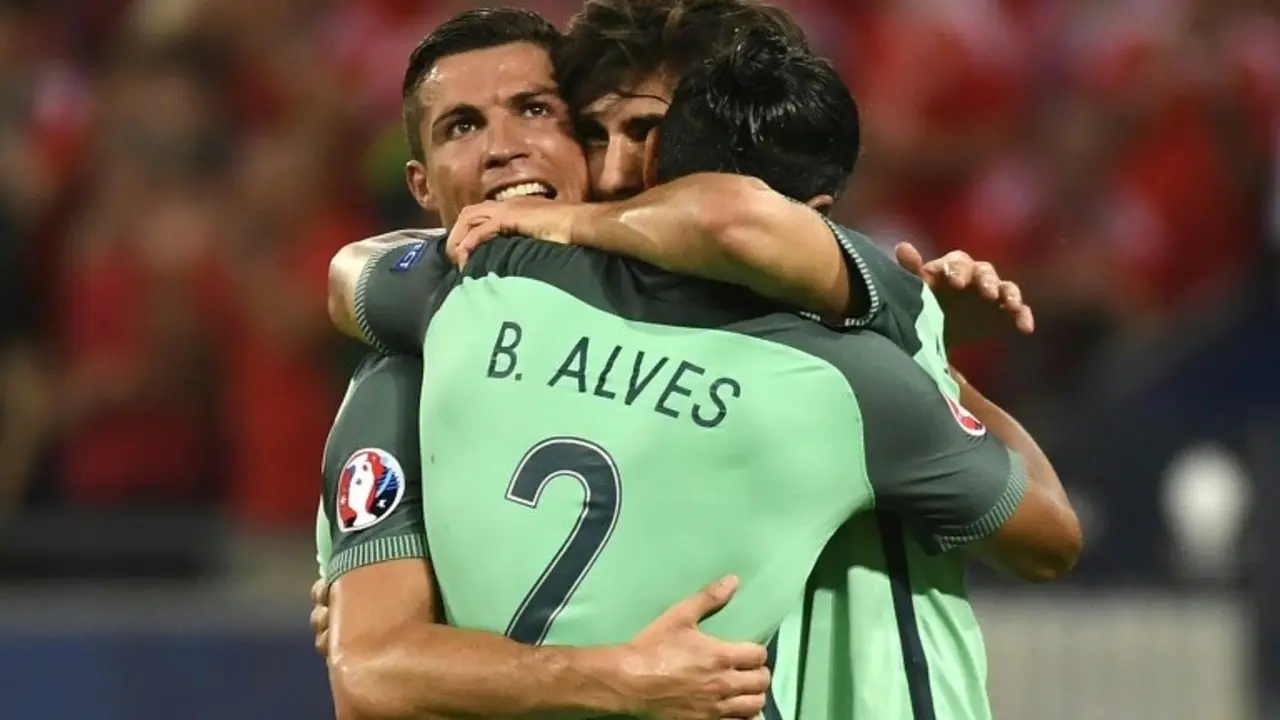 <p>El delantero portugu&eacute;s Cristiano Ronaldo (izq) abraza a sus compa&ntilde;eros de selecci&oacute;n Bruno Alves y Adrien Silva tras pasar a la final de la Eurocopa-2016, en el etstadio Parc Olympique Lyonnais de D&eacute;cines-Charpieu, cerca de Lyon, el 6 de julio de 2016 Portugal beat Wales 2-0 to go into the finals.</p>