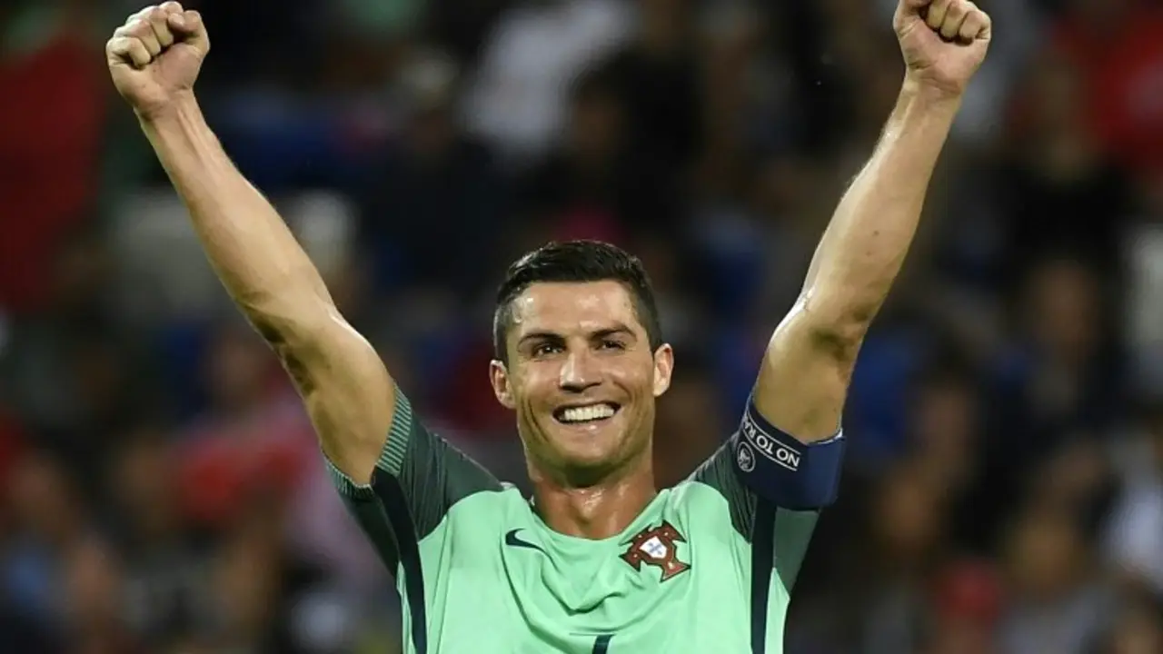 <p>El delantero portugu&eacute;s Cristiano Ronaldo celebra el 2-0 que le daba a su selecci&oacute;n el pase a la final de la Eurocopa por encima de Gales, cerca de Lyon el 6 de julio de 2016</p>