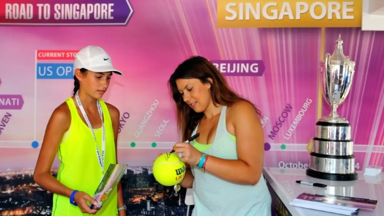 <p>La extenista francesa Marion Bartoli firma un aut&oacute;grafo para una fan en la tercaera jornada del US Open en el Billie Jean King National Tennis Center el 27 de agosto de 2014 en Nueva York.</p>