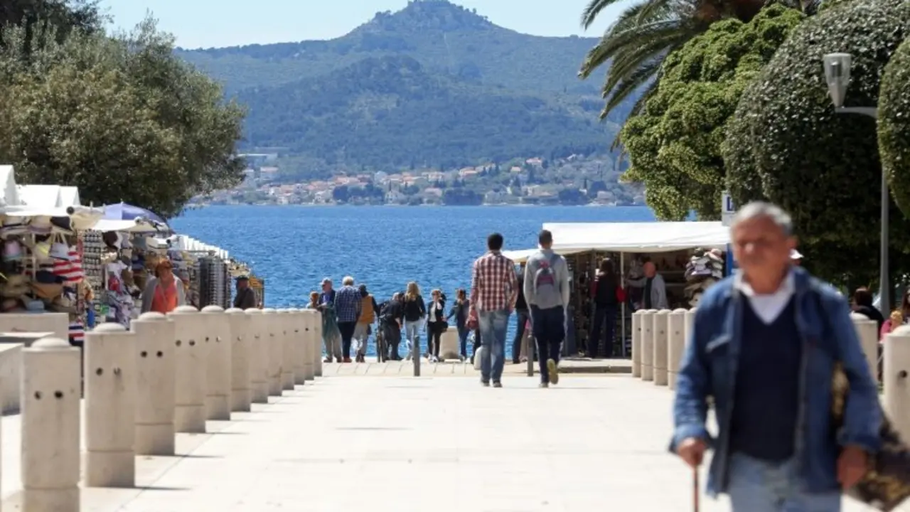 <p>Turistas y locales pasean cerca del mar el 21 de abril de 2016 en Zadar, Croacia</p>