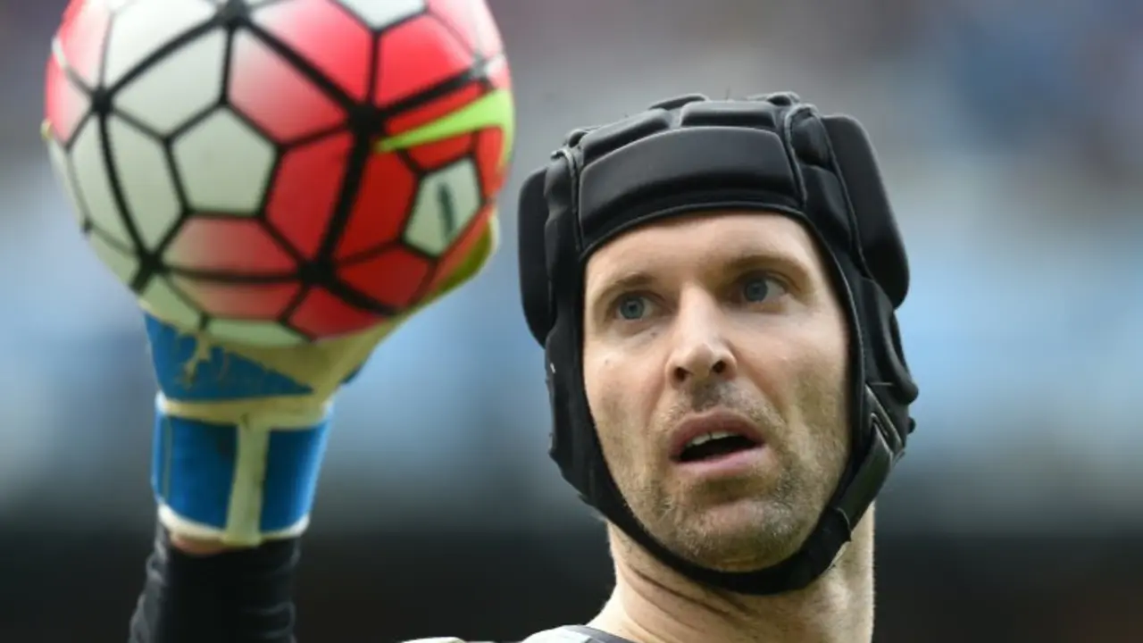 <p>El portero del Arsenal y de la selecci&oacute;n checa Petr Cech sujeta un bal&oacute;n durante un partido contra el local Manchester City el 8 de mayo de 2016</p>