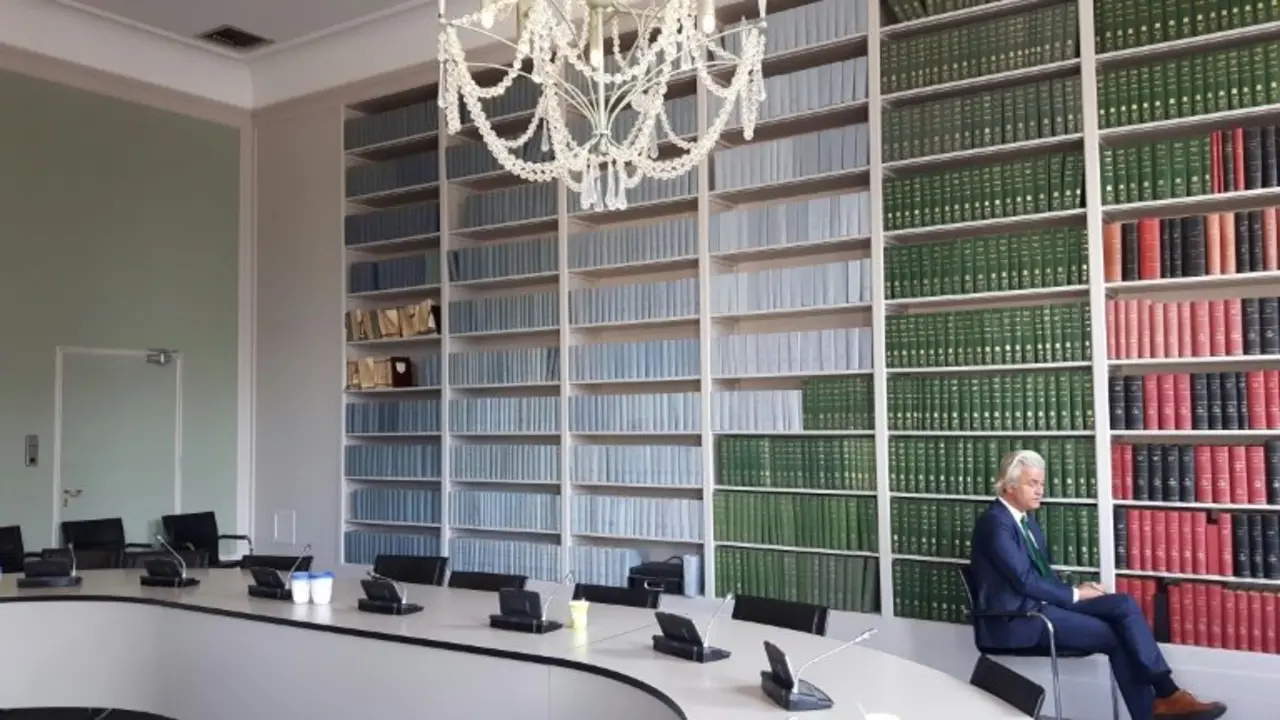 <p>El diputado holand&eacute;s de ultraderecha Geert Wilders posa durante una entrevista con AFP en el Parlamento de La Haya, el 7 de julio de 2016</p>