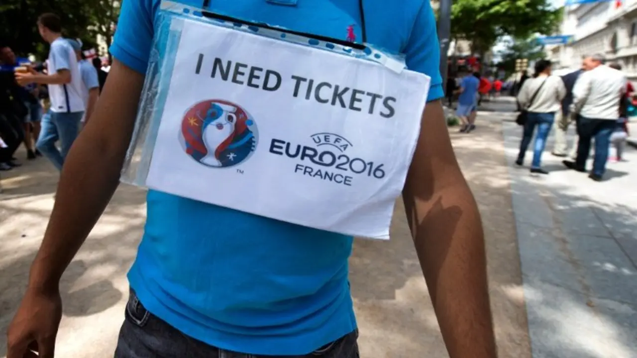 <p>Un hombre camina con un cartel en el que pide entradas para la Eurocopa, el 20 de junio de 2016 en Saint-Etienne</p>