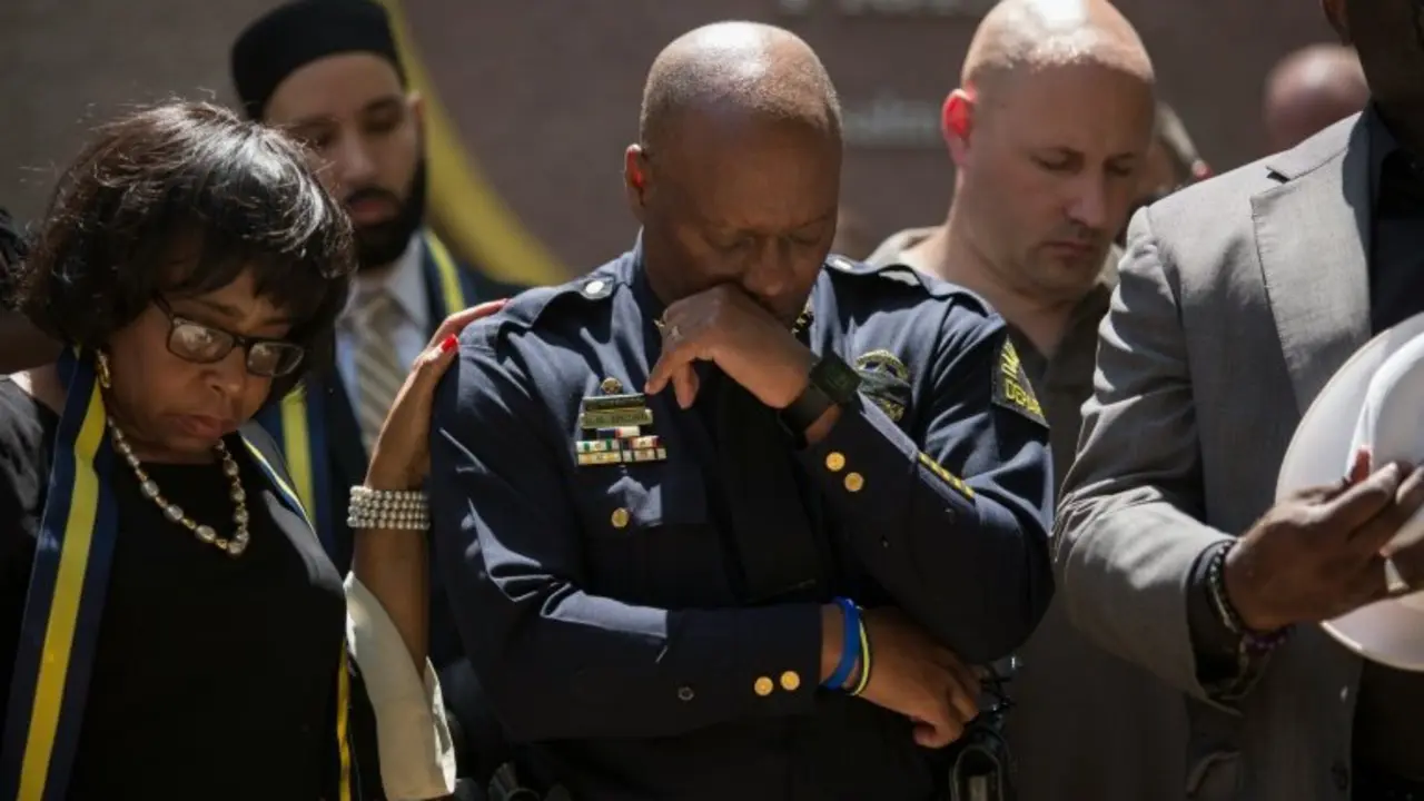 <p>El jefe de la polic&iacute;a de Dallas (EEUU), David Brown, reza por los agentes fallecidos por los disparos de un francotirador, el 8 de julio de 2016</p>