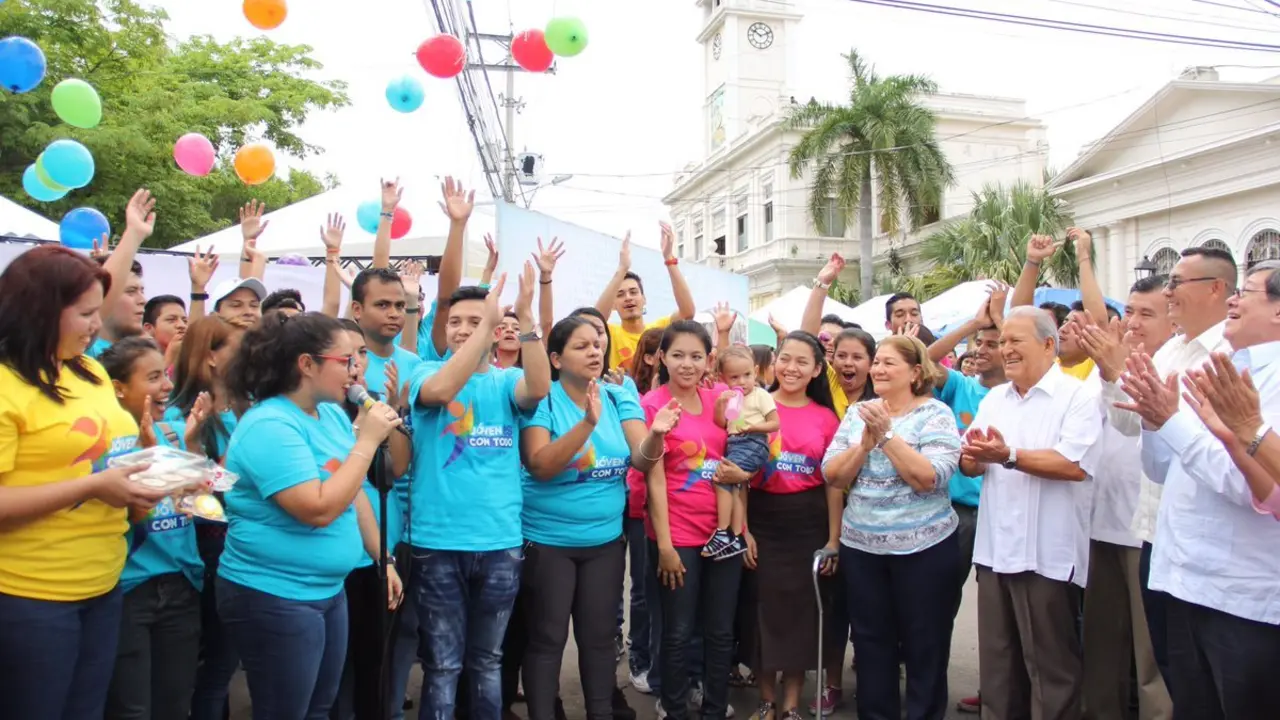 Presidente con j&oacute;venes