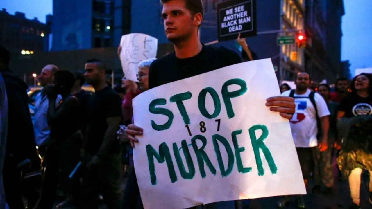 <p>Un hombre con una pancarta que reza "Paren los asesinatos", en una protesta en Nueva York contra la violencia racial, el 9 de julio de 2016</p>