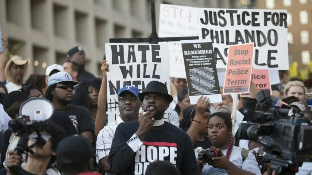 <p>Una marcha pac&iacute;fica en Dallas para protestar contra el asesinato de dos hombres negros a manos de la polic&iacute;a el 7 de julio de 2016</p>