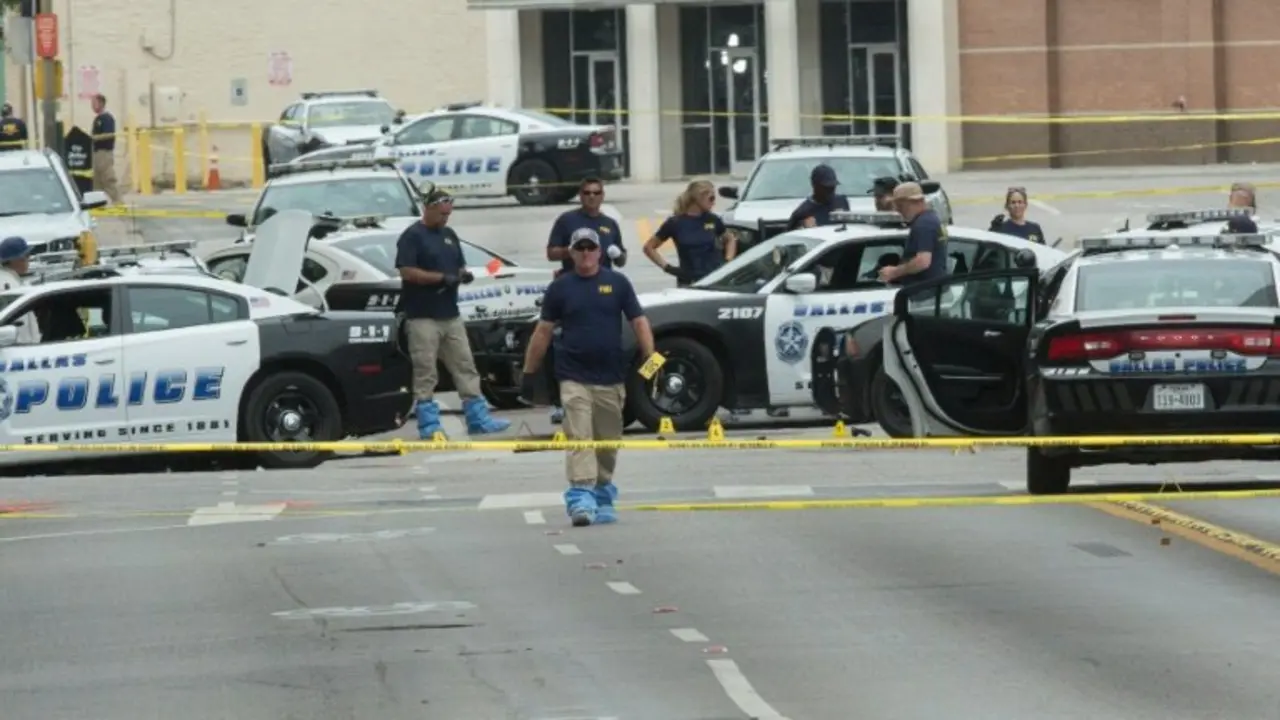 <p>Agentes del FBI examinan la escena del crimen en Dallas, en el estado de Texas, en la que un francotirador abri&oacute; fuego durante una manifestaci&oacute;n, el 9 de julio de 2016</p>