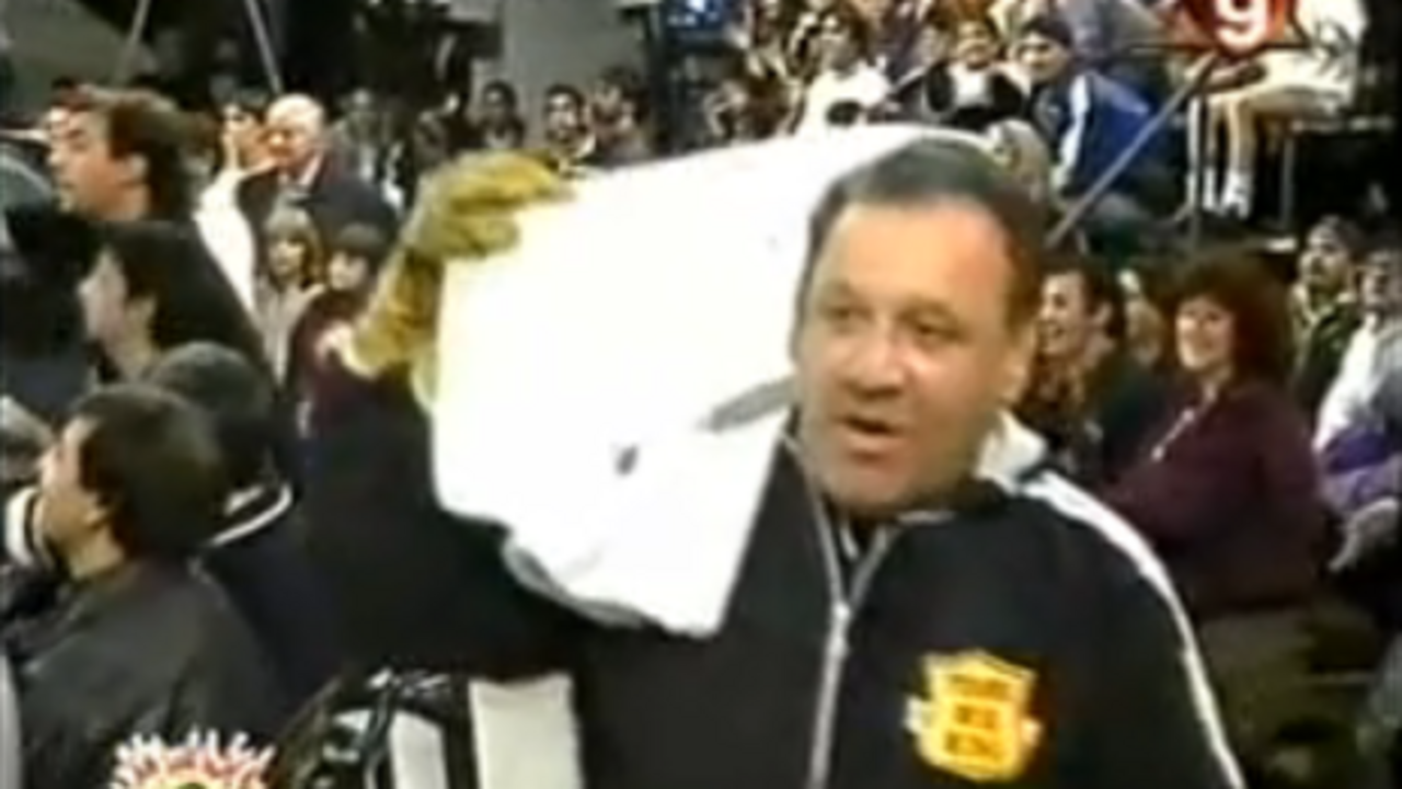 hombre de la barra del hielo