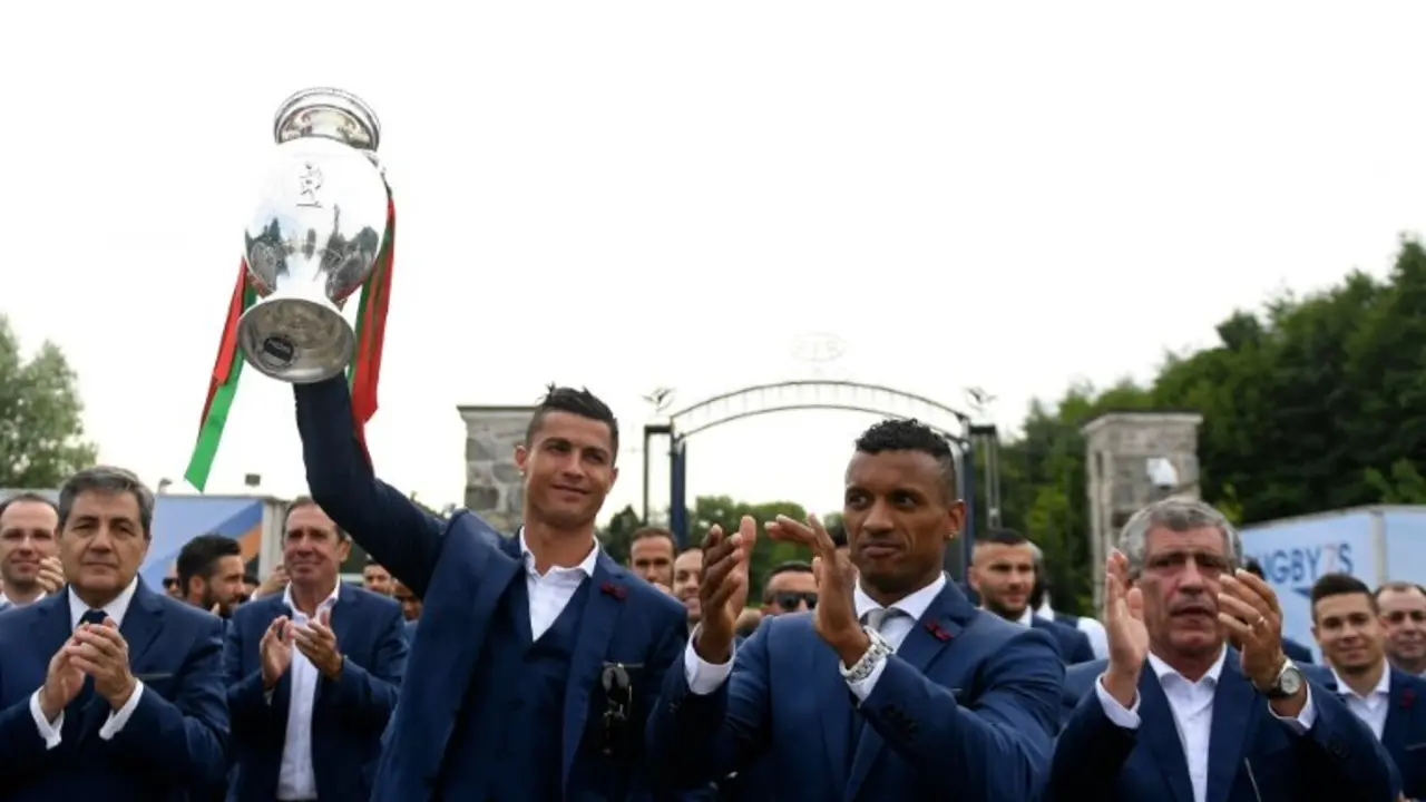<p>Cristiano Ronaldo levanta la copa junto a su compa&ntilde;ero Nani y al seleccionador Fernando Santos (dcha), este lunes 11 de julio en Marcoussis (cerca de Par&iacute;s), lugar de concentraci&oacute;n de Portugal durante todo el campeonato</p>