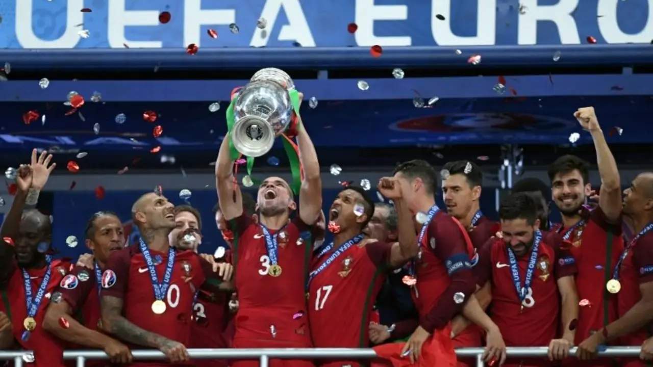 <p>La selecci&oacute;n de Portugal celebra su t&iacute;tulo de campe&oacute;n de la Eurocopa, el 10 de julio de 2016, en Saint-Denis (Francia)</p>