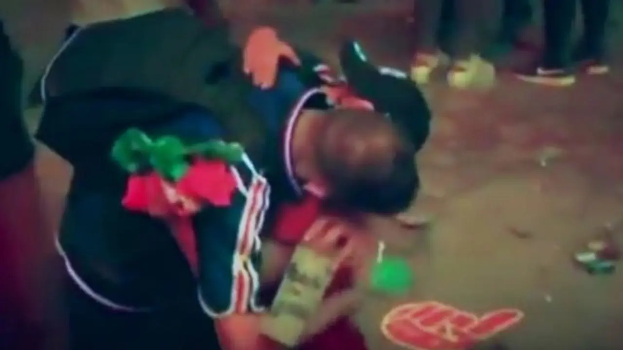 Ni&ntilde;o portugu&eacute;s consuela a hincha franc&eacute;s