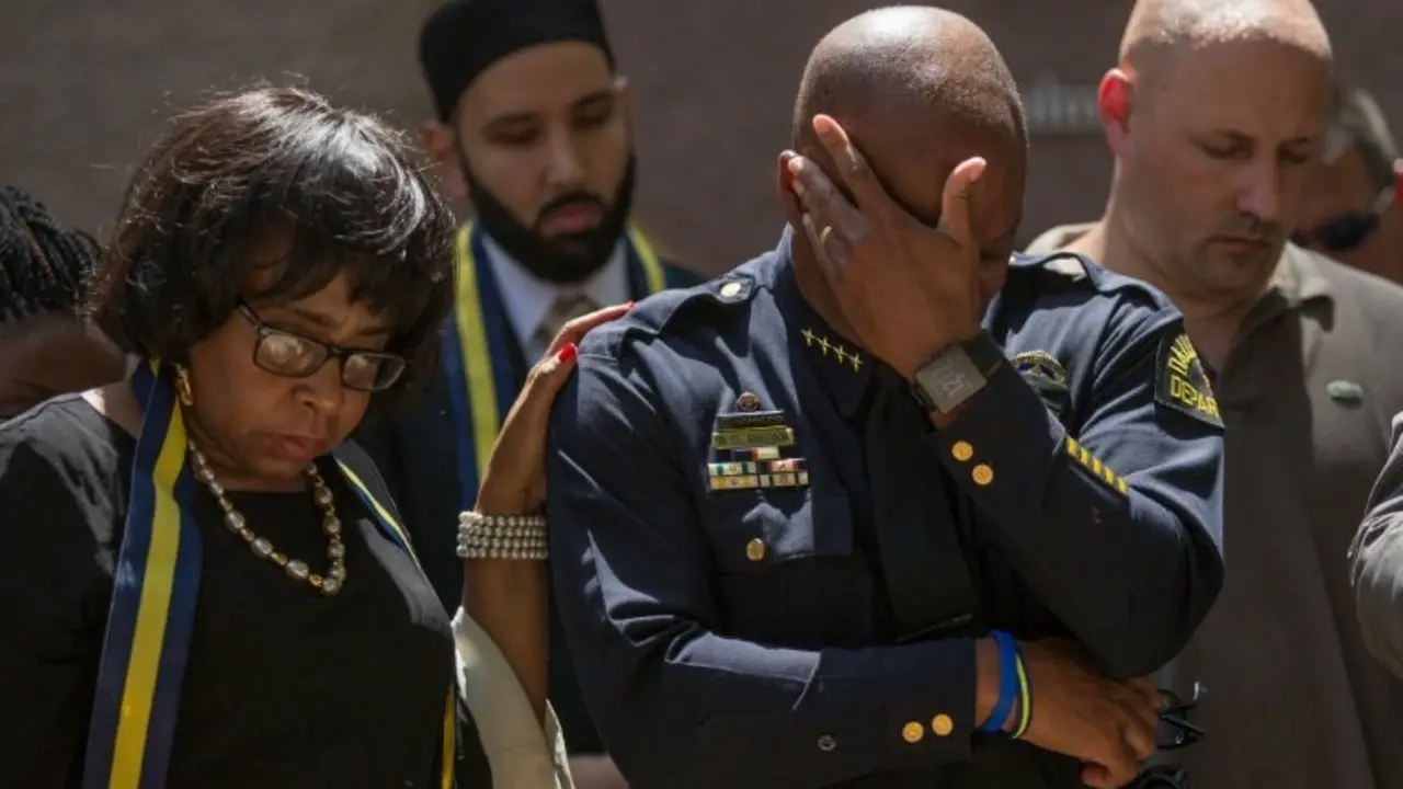 <p>El jefe de la polic&iacute;a de Dallas, David Brown, reza el 8 de julio de 2016 durante un homenaje a las v&iacute;ctimas del tiroteo la v&iacute;spera en esa ciudad</p>