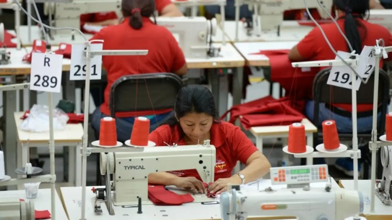 Trabajadores en una f&aacute;brica de confecciones en el complejo militar de las fuerzas armadas en Caracas el 19 de marzo de 2016