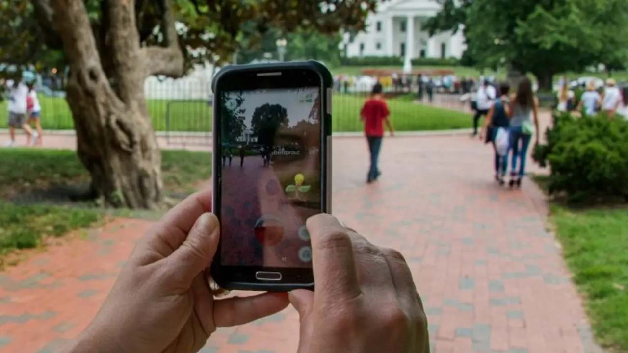 <p>Una mujer juega a Pokemon Go en el Parque Lafayette frente a la Casa Blanca en Washington el 12 de julio de 2016</p>