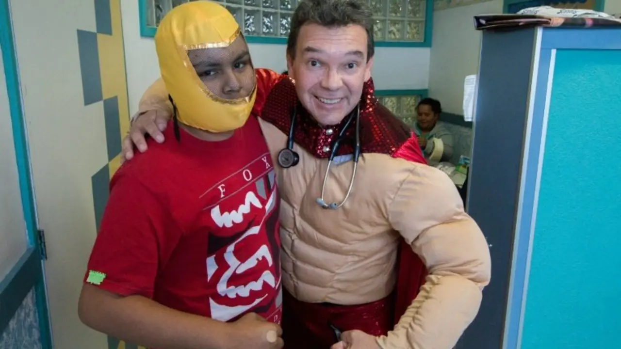 <p>El oncopediatra mexicano Sergio Gallegos, disfrazado de un luchador mexicano tradicional, posa con un paciente en un hospital de Guadalajara, M&eacute;xico el 12 de julio de 2016.</p>