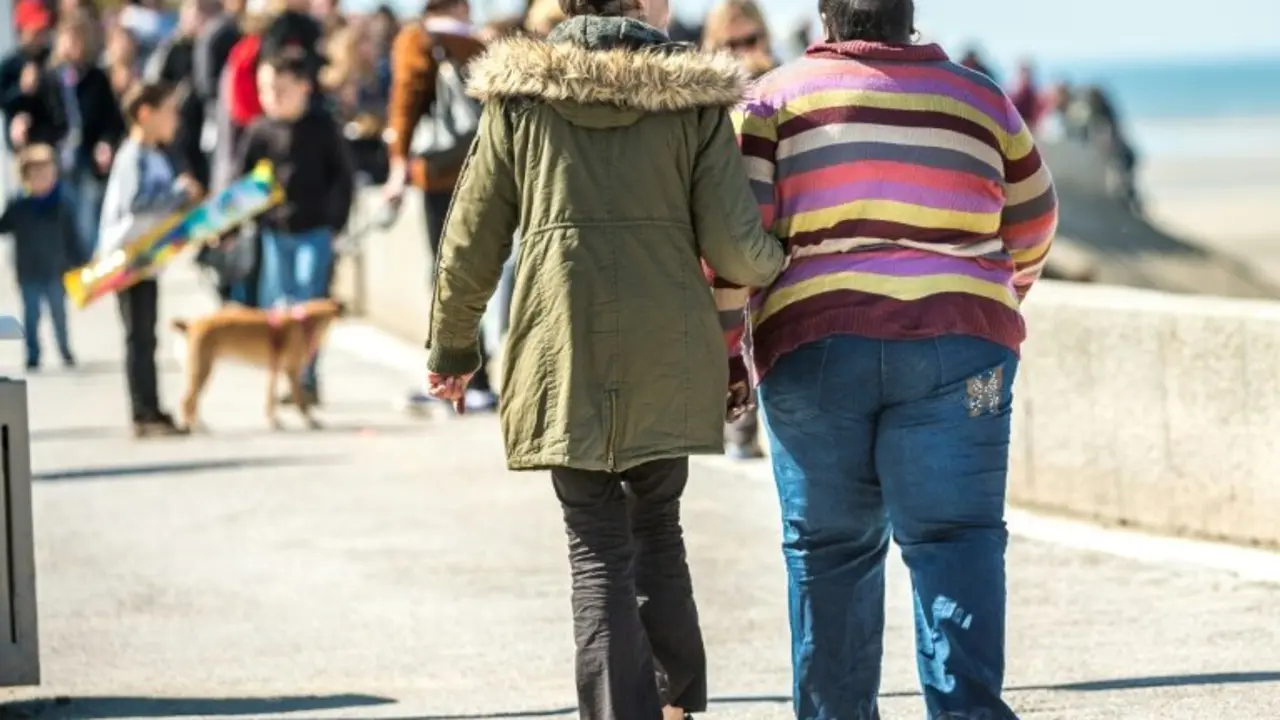 <p>Una persona obesa camina junto a otra por la localidad costera de Berck-sur-Mer, el pasado 12 de abril al norte de Francia</p>