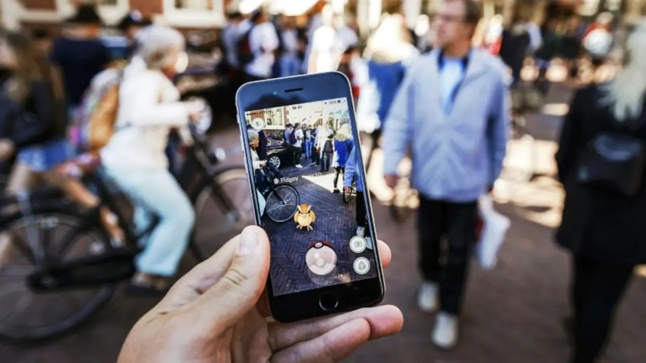 <p>Usuarios juegan con la aplicaci&oacute;n para tel&eacute;fonos m&oacute;viles Pok&eacute;mon Go, el 13 de julio de 2016 en Haarlem</p>