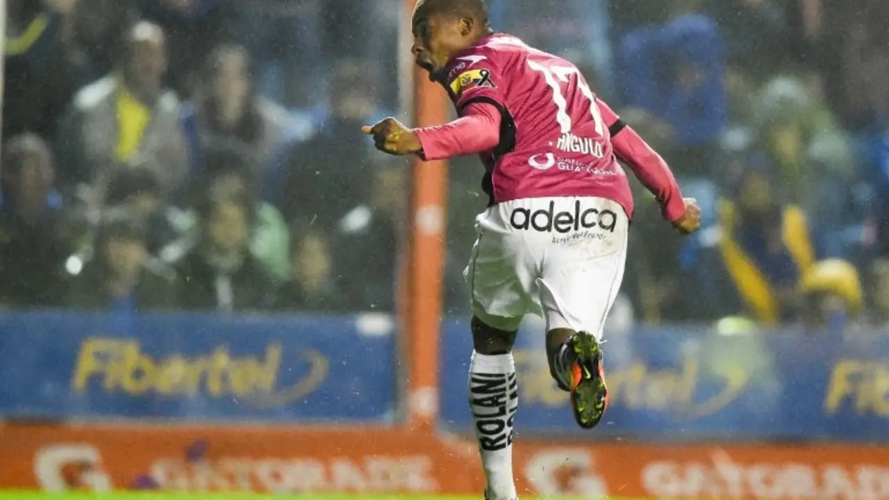 <p>Julio Angulo, del ecuatoriano Independiente del Valle, festeja su gol en la victoria 3-2 sobre Boca Juniors, en partido de vuelta de semifinales de la Copa Libertadores, en el estadio La Bombonera de Buenos Aires, el 14 de julio de 2016</p>