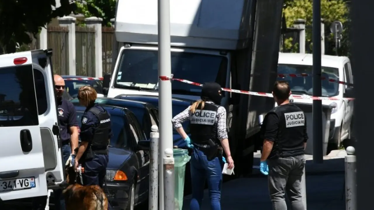 <p>Oficiales de la polic&iacute;a y la gendarmer&iacute;a francesas permanecen junto a un cami&oacute;n en una calle de Niza, cerca del lugar del ataque, el 15 de julio de 2016</p>