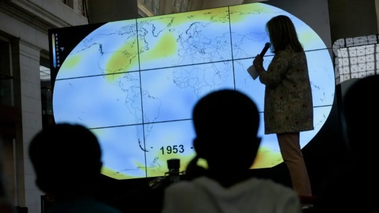 <p>Estudiantes escuchan una presentaci&oacute;n sobre el calentamiento global en un evento patrocinado por la NASA para celebrar el D&iacute;a de la Tierra, el 22 de abril de 2016 en Washington</p>