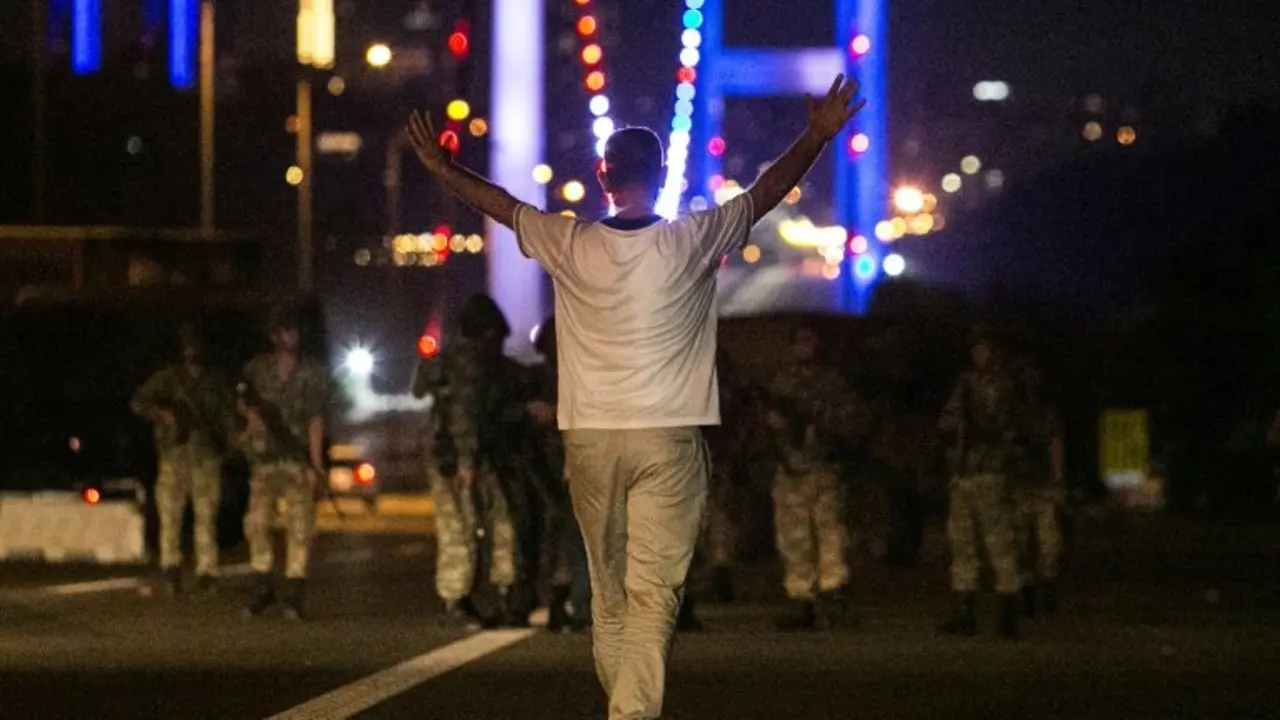 <p>Un hombre se enfrenta a las fuerzas militares turcas en el puente sobre el B&oacute;sforo, en Estambul, en medio de manifestaciones contra el anuncio de un golpe de Estado en Turqu&iacute;a, el 15 de julio de 2016</p>