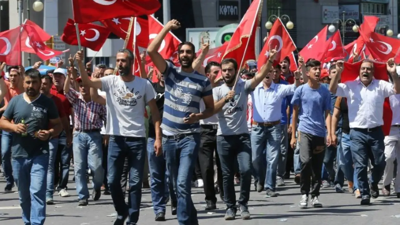 <p>Varios hombres gritan durante una manifestaci&oacute;n contra el intento de golpe militar en Turqu&iacute;a, este s&aacute;bado 16 de julio en Ankara</p>