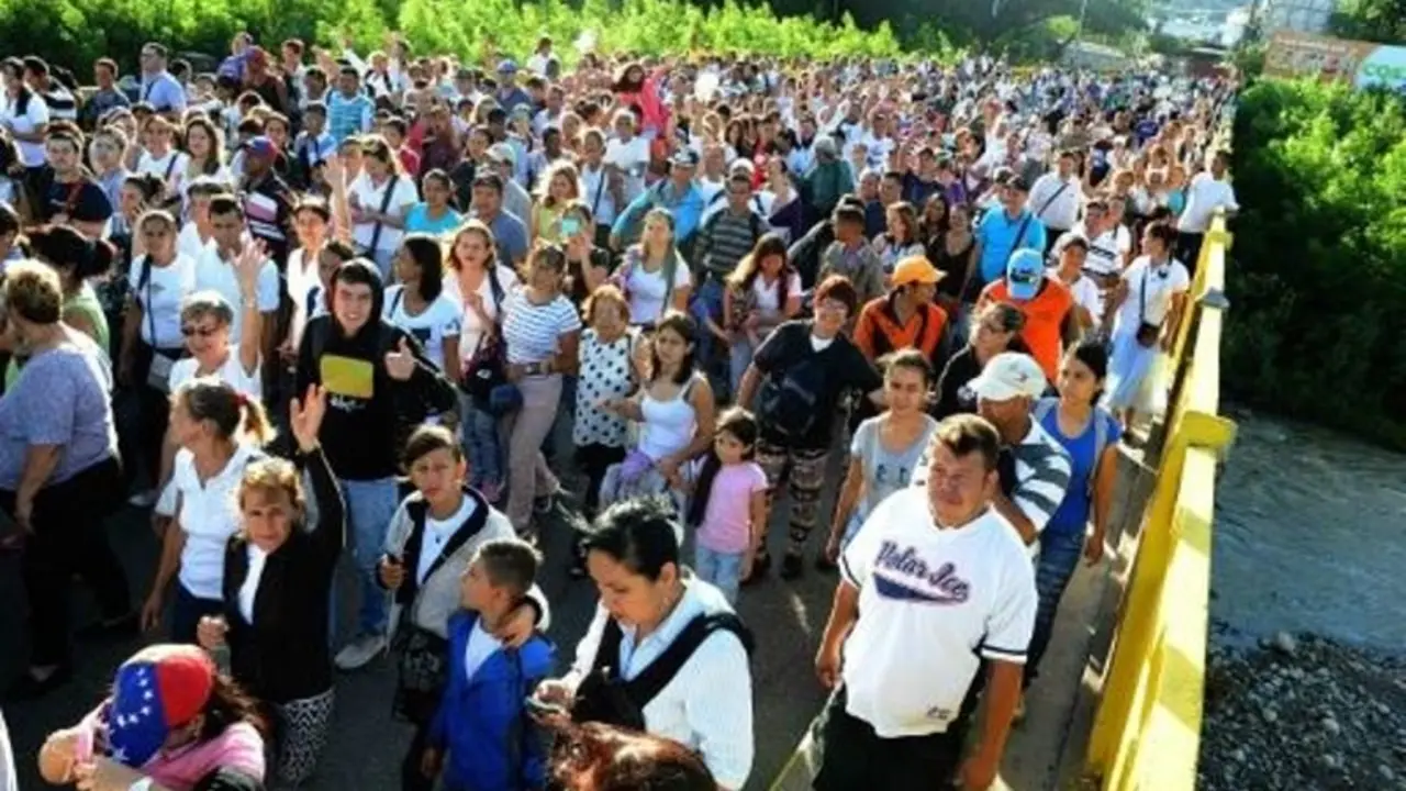 Venezolanos cruzan a Colombia