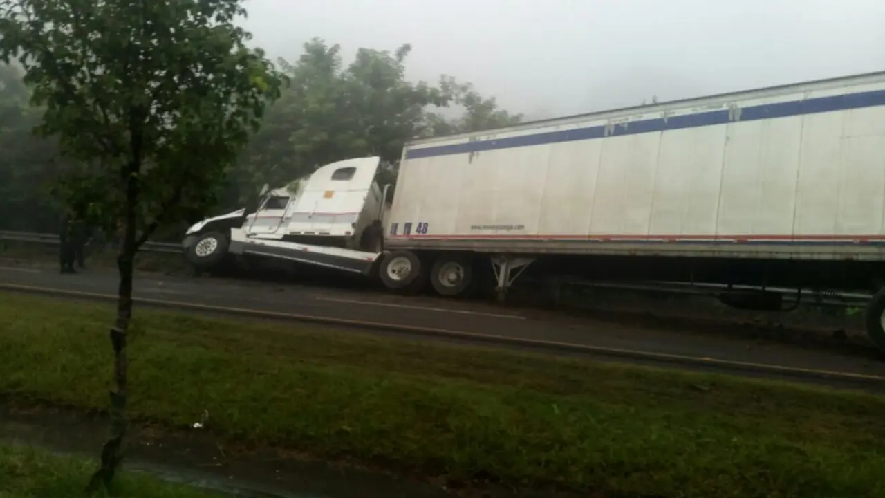 Furgon bloquea paso en carretera Panamericana