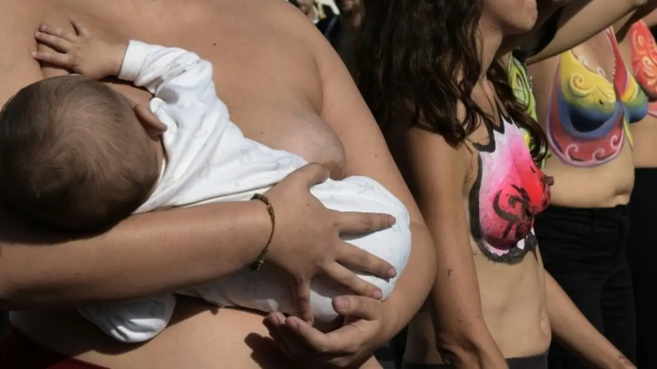 <p>Una mujer alimenta a su beb&eacute; durante una manifestaci&oacute;n en Buenos Aires el 14 de mayo de 2015</p>