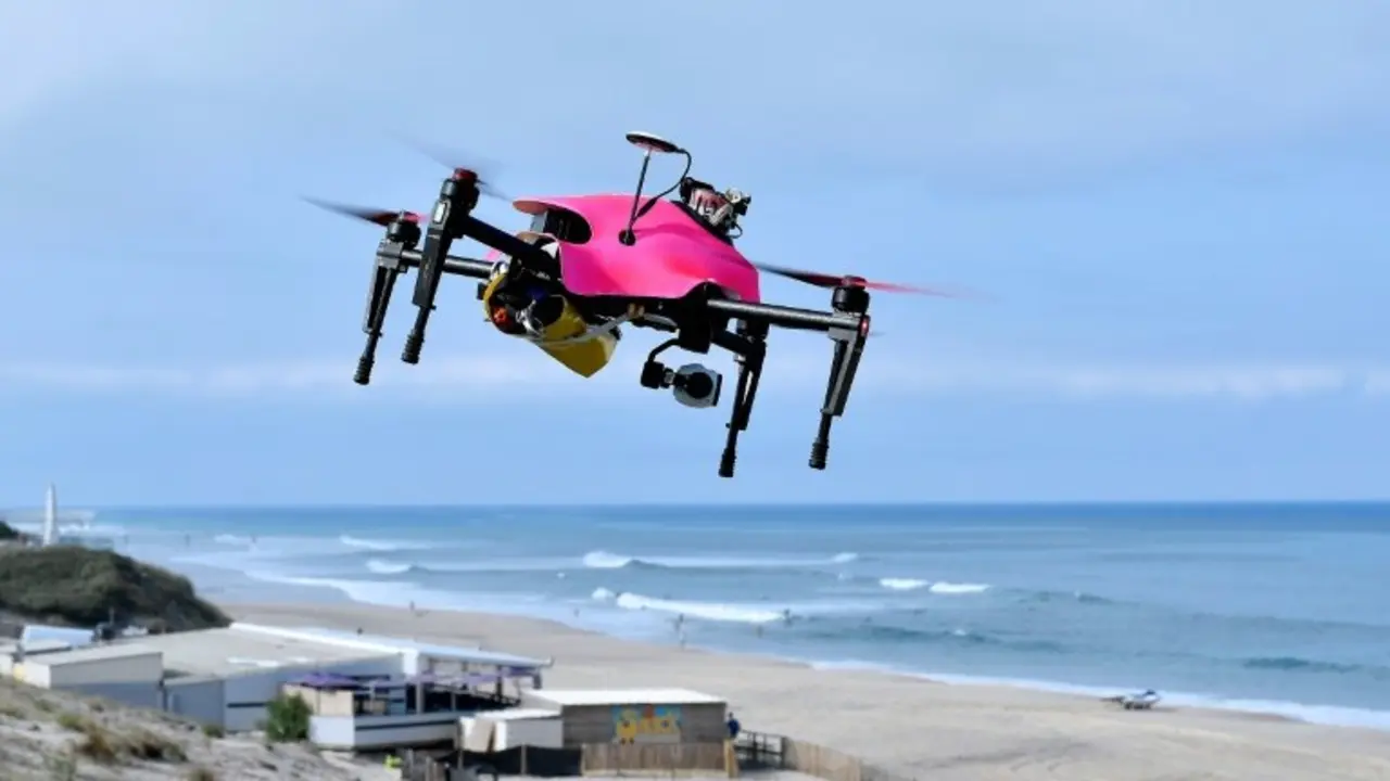 <p>El dron Helper vuela sobre la playa de Biscarrosse, Francia, el 8 de julio de 2016</p>