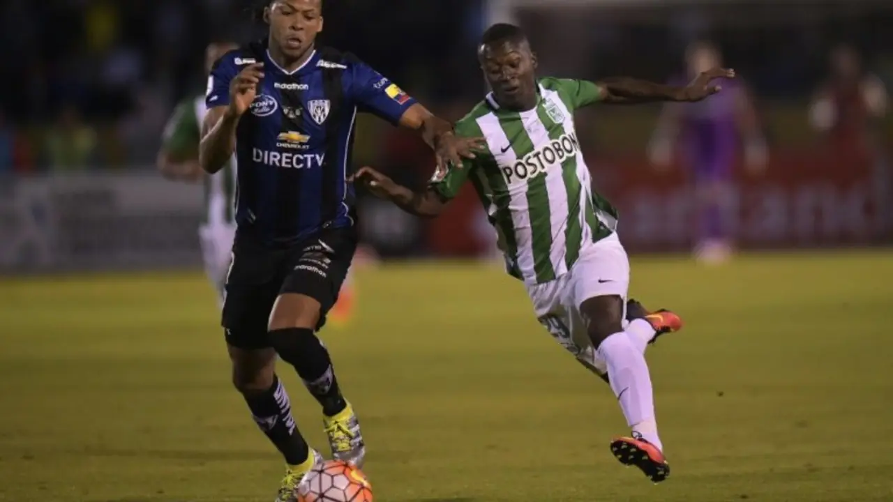 <p>Marlos Moreno del Atletico Nacional de Colombia (D) y Arturo Mina del Independiente del Valle de Ecuador Arturo Mina en el partido de ida por la final de la Copa Libertadores el 20 de julio de 2016 en Quito</p>