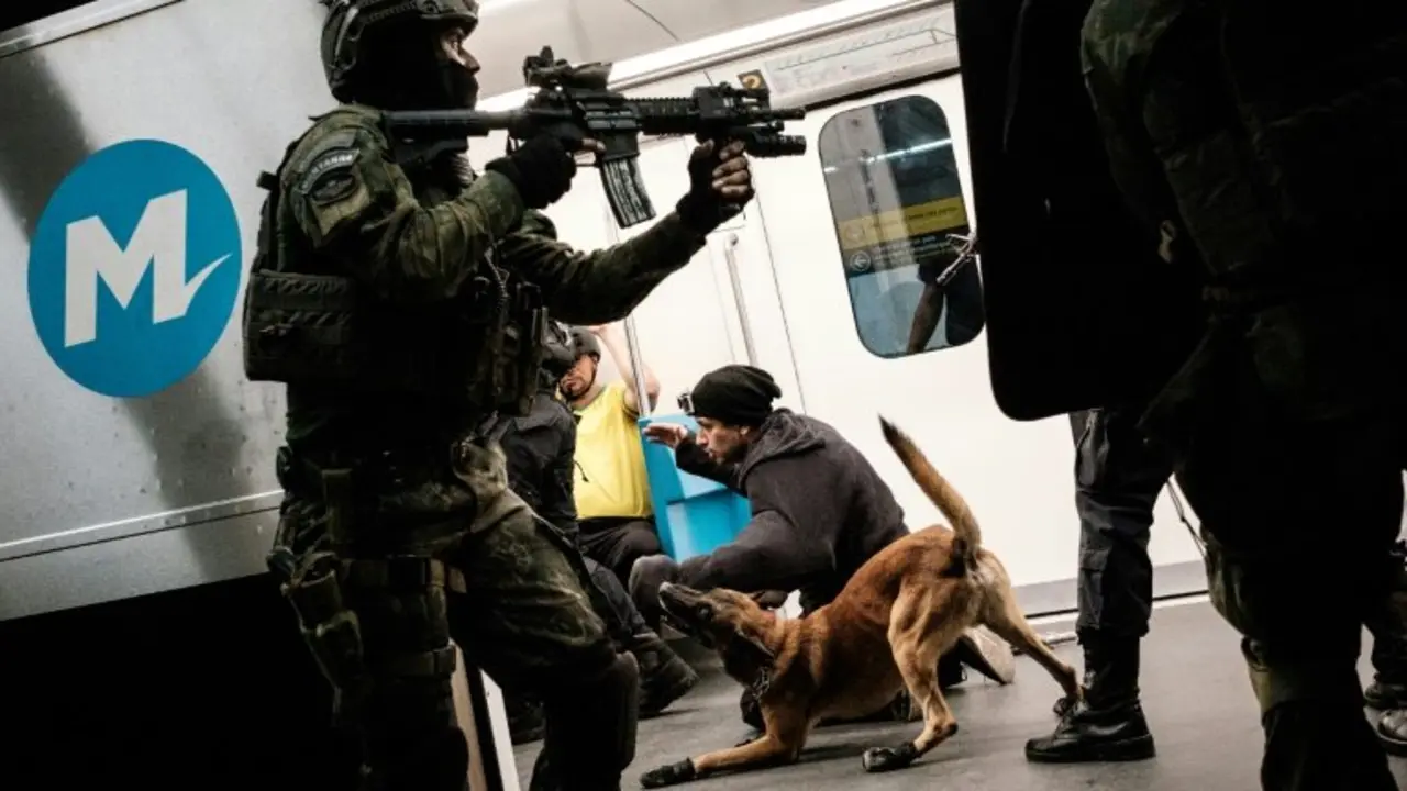 Polic&iacute;as brasile&ntilde;os entrenan las medidas de seguridad y situaciones de emergencia en coordinaci&oacute;n con la polic&iacute;a francesa antes de los Juegos Ol&iacute;mpicos de Rio-2016, el 10 de junio de 2016 en Rio de Janeiro