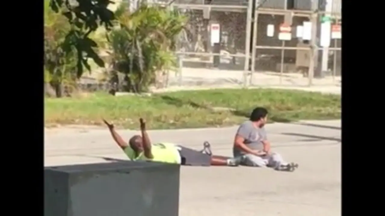 Hombre manos en alto