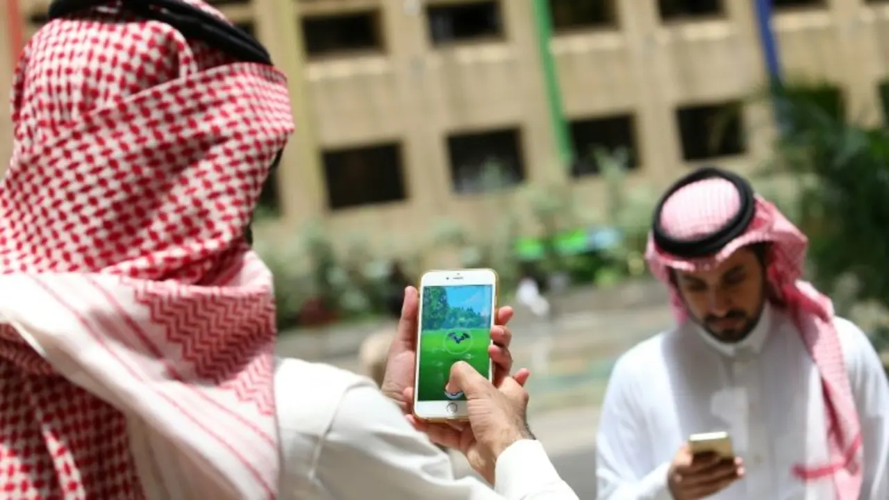 <p>Hombres saud&iacute;es juegan a Pok&eacute;mon Go en sus celulares en Riad el 17 de julio de 2016</p>