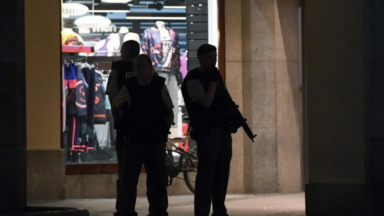 Policemen securing the pedestrian zone in Munich, Germany, 22 July 2016. After a shootout in the Olympia shopping centre (OEZ), the police reported severa injuries and possible deaths. PHOTO: SVEN HOPPE/dpa