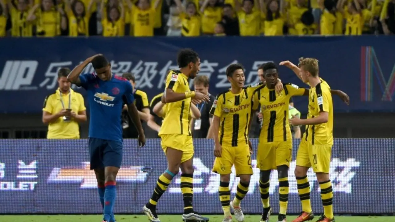 <p>Jugadores del Borussia Dortmund celebran un gol frente al Manchester United en Shangh&aacute;i, China, el 22 de julio de 2016</p>