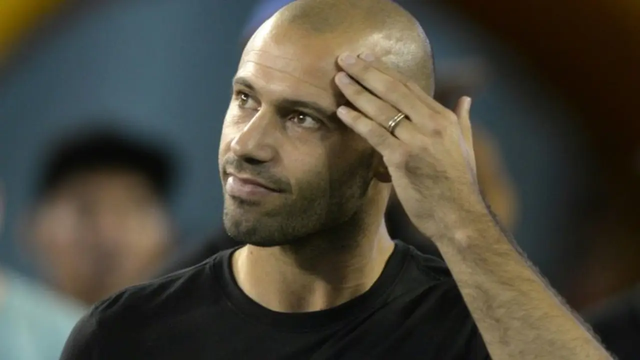 <p>El defensa argentino del Barcelona Javier Mascherano, durante un partido de tenis el 3 de julio de 2016 en Ciudad de Guatemala</p>
