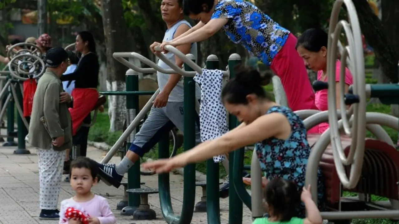 <p>Personas haciendo ejercicio en un parque p&uacute;blico en Han&oacute;i (Vietnam), el 11 de abril de 2016</p>