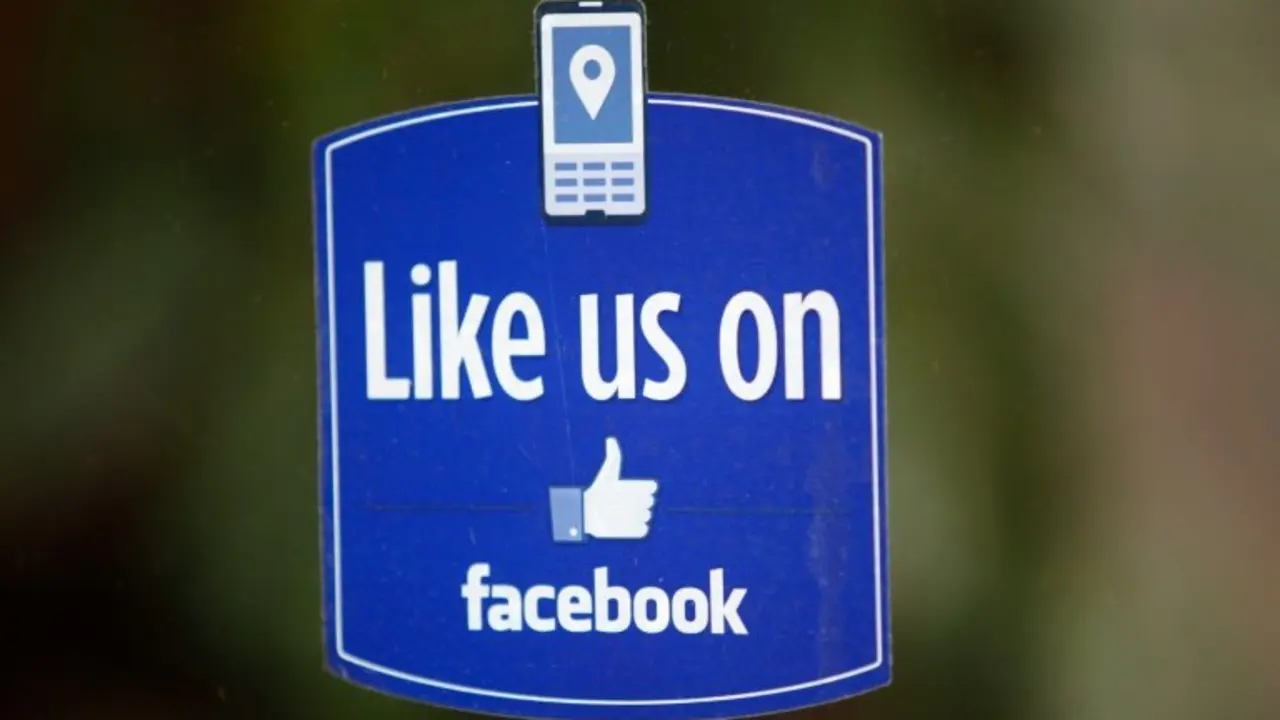 <p>Un logotipo del famoso 'me gusta' de la red social estadounidense Facebook, en una tienda de Palo Alto, California (EEUU), el 10 de mayo de 2012</p>