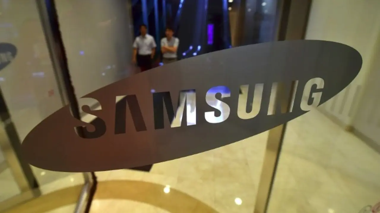 <p>Logo de Samsung en la sede del gigante coreano en Se&uacute;l el 6 de julio de 2016</p>